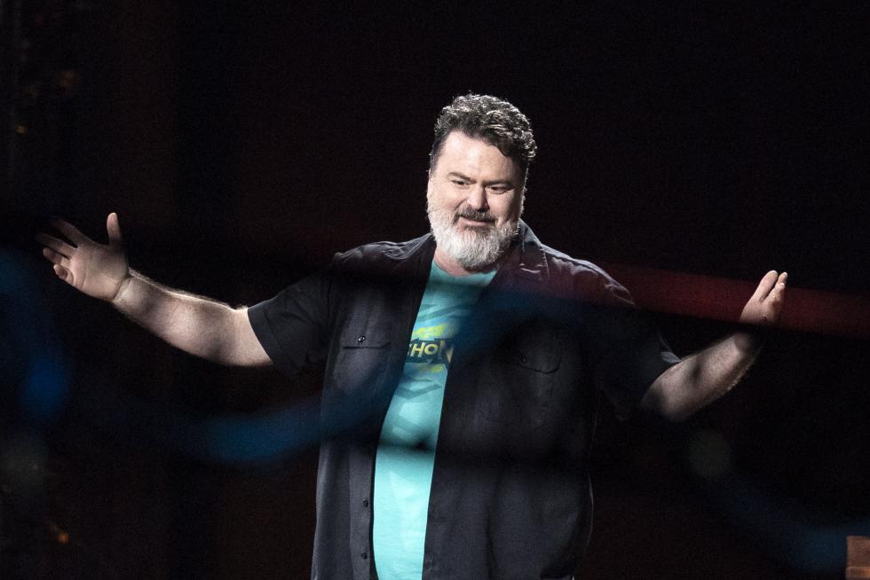 Los Angeles (United States), 09/06/2019.- People pass in front of a Xbox logo during the Microsoft Microsoft Xbox 2019 Briefing at the Microsoft Theater in Los Angeles, California, USA, 09 June 2019. This event occured ahead of the Electronic Entertainment Expo (E3) which runs from 11 to 13 June 2019. (Estados Unidos) EFE/EPA/ETIENNE LAURENT Microsoft XBox 2019 briefing in Los Angeles