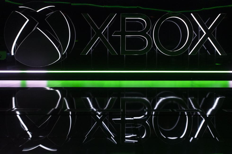 Los Angeles (United States), 09/06/2019.- A man walks in front a Xbox sign next to the Microsoft Theater prior to the Microsoft Xbox showcase in Los Angeles, California, USA, 09 June 2019. This event happens ahead of the E3 which runs from 11 to 13 June. (Estados Unidos) EFE/EPA/ETIENNE LAURENT Microsoft XBox Showcase - E3