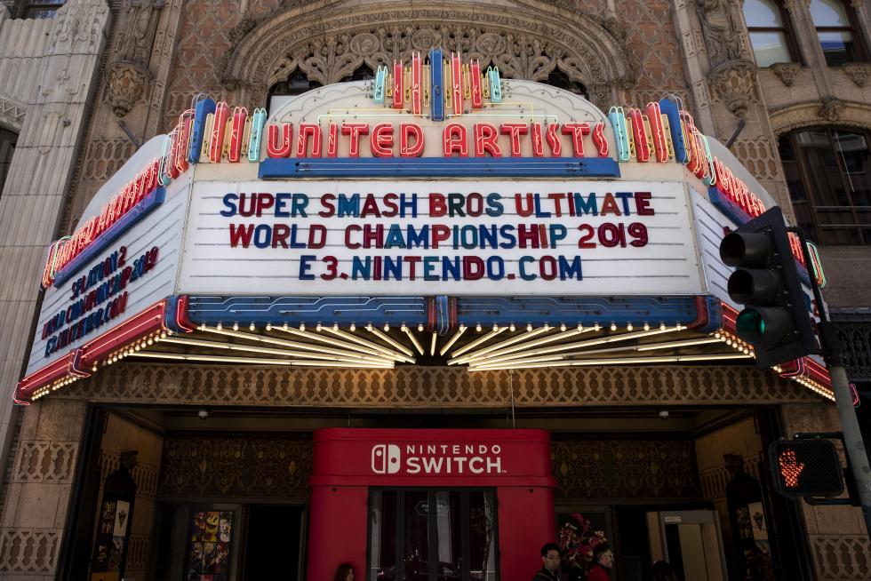 Los Angeles (United States), 08/06/2019.- A member of the audience wears a Mario hat during the Nintendo Battle of the Best at the Theater at Ace Hotel in Los Angeles, California, USA, 08 June 2020. Nintendo's Battle of the Best will see three competitions held in one day, which will see competitors fight it out in Mario Maker 2, Splatoon 2 and Super Smash Bros. Ultimate. (Estados Unidos) EFE/EPA/ETIENNE LAURENT Nintendo Battle of the Best- E3
