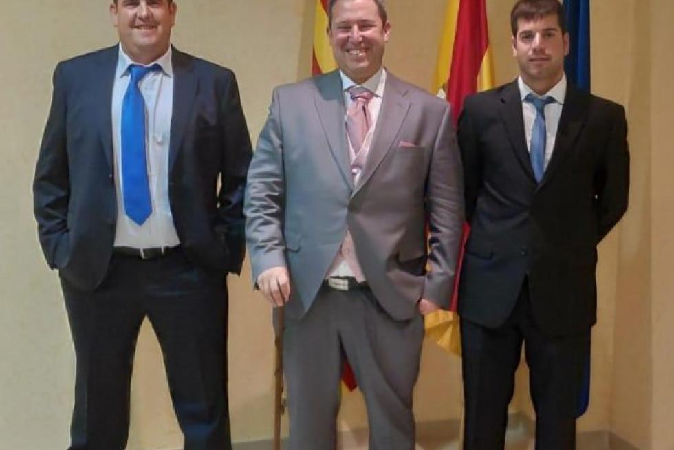 El nuevo alcalde de Albalate de Cinca, Ricardo Charlez, ha sido investido con el mismo traje con el que se ha casado una hora después
