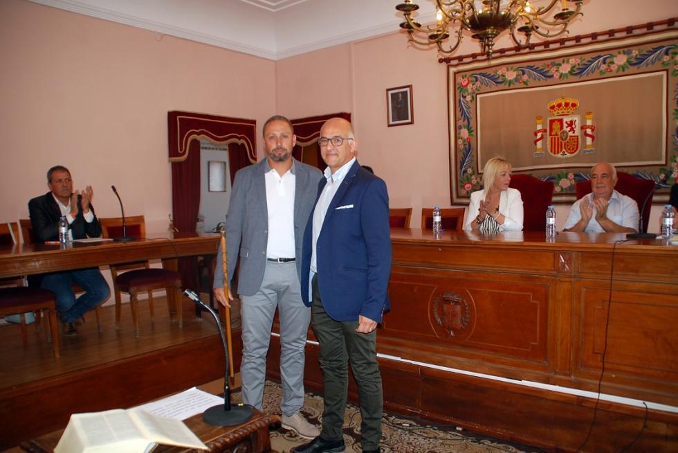 Juan Escalzo recibe el bastón de mando de manos de su antecesor, Francisco Villellas.