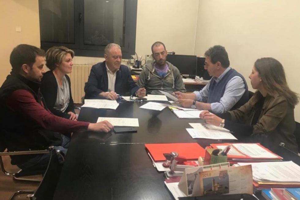 Miguel Gracia, investido alcalde de Arén en un pleno de madrugada.