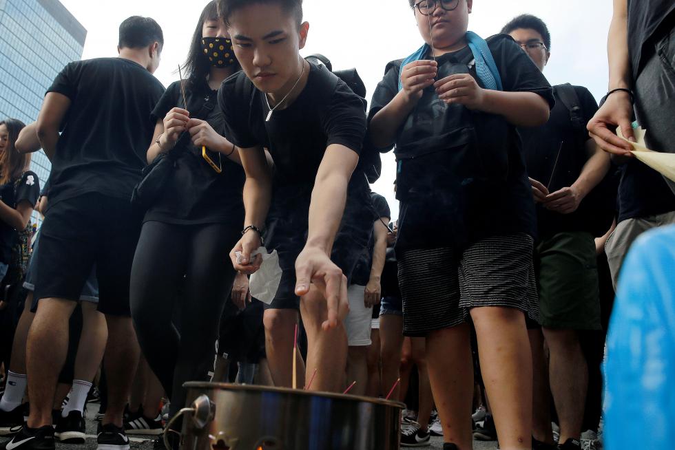 Cientos de miles de hongkoneses piden en la calle que dimita la ministra jefa Carrie Lam