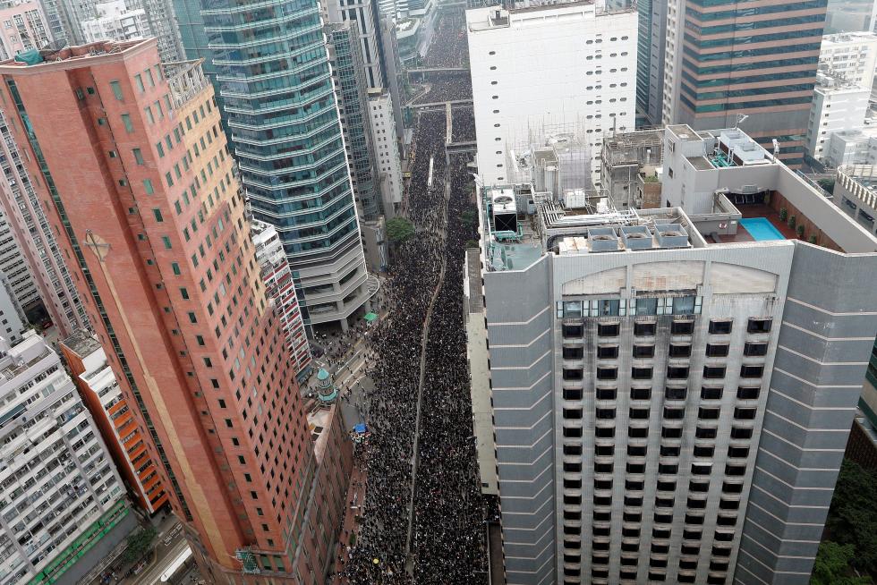 Cientos de miles de hongkoneses piden en la calle que dimita la ministra jefa Carrie Lam