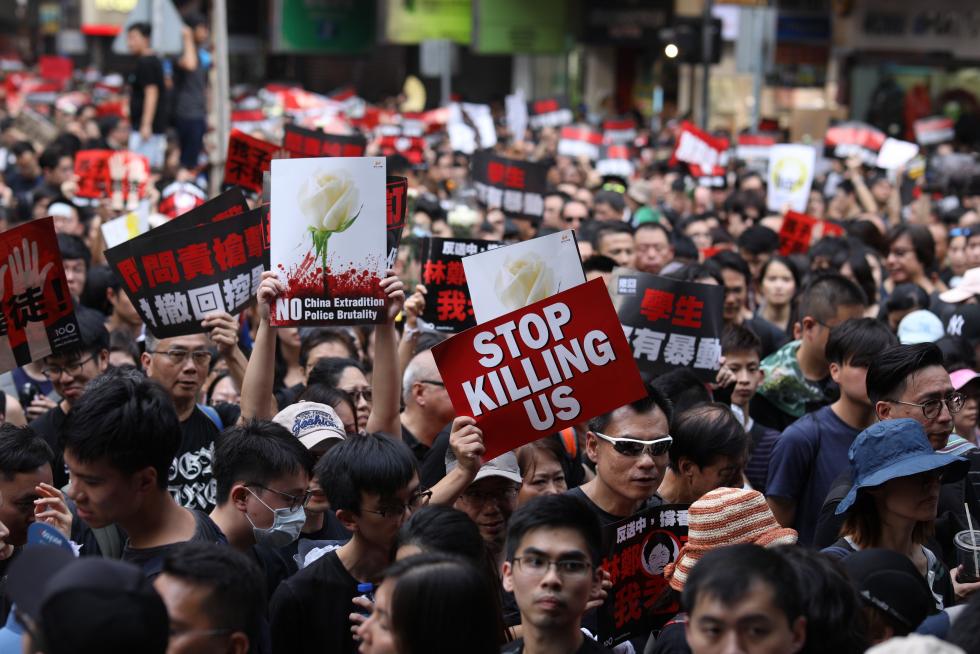 PIL01. Hong Kong (China), 16/06/2019.- Protesters take part in a rally to demand a complete withdrawal of an extradition bill in Hong Kong, China, 16 June 2019. A day after Hong Kong Chief Executive Carrie Lam Cheng Yuet-ngor announced a 'suspension' of a controversial extradition bill in the aftermath of violent clashes where riot police fired rubber bullets, tear gas and pepper spray at protesters, thousands took to the street asking for a complete withdrawal of the bill. (Protestas, Incendio, Estados Unidos) EFE/EPA/ROMAN PILIPEY Protesters march to call for a complete withdrawal of the extradition bill.