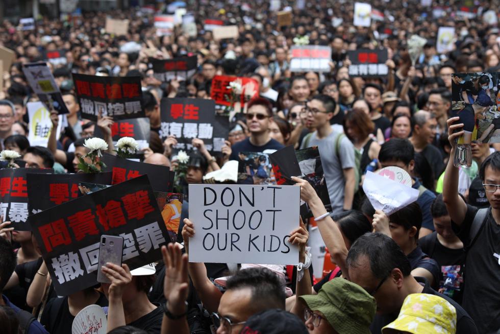 JEF01. Hong Kong (China), 16/06/2019.- Protesters march to demand a complete withdrawal of an extradition bill in Hong Kong, China, 16 June 2019. A day after Hong Kong Chief Executive Carrie Lam Cheng Yuet-ngor announced a 'suspension' of a controversial extradition bill in the aftermath of violent clashes where riot police fired rubber bullets, tear gas and pepper spray at protesters, thousands took to the street asking for a complete withdrawal of the bill. (Protestas, Incendio, Estados Unidos) EFE/EPA/JEROME FAVRE Protesters march to call for a complete withdrawal of the extradition bill.