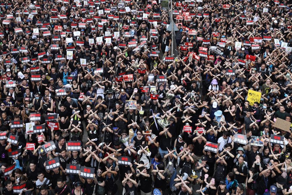 JEF01. Hong Kong (China), 16/06/2019.- Protesters march to demand a complete withdrawal of an extradition bill in Hong Kong, China, 16 June 2019. A day after Hong Kong Chief Executive Carrie Lam Cheng Yuet-ngor announced a 'suspension' of a controversial extradition bill in the aftermath of violent clashes where riot police fired rubber bullets, tear gas and pepper spray at protesters, thousands took to the street asking for a complete withdrawal of the bill. (Protestas, Incendio, Estados Unidos) EFE/EPA/JEROME FAVRE Protesters march to call for a complete withdrawal of the extradition bill.