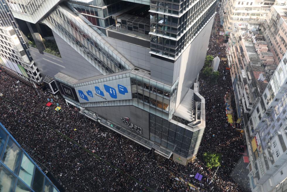 JEF01. Hong Kong (China), 16/06/2019.- Protesters march to demand a complete withdrawal of an extradition bill in Hong Kong, China, 16 June 2019. A day after Hong Kong Chief Executive Carrie Lam Cheng Yuet-ngor announced a 'suspension' of a controversial extradition bill in the aftermath of violent clashes where riot police fired rubber bullets, tear gas and pepper spray at protesters, thousands took to the street asking for a complete withdrawal of the bill. (Protestas, Incendio, Estados Unidos) EFE/EPA/JEROME FAVRE Protesters march to call for a complete withdrawal of the extradition bill.