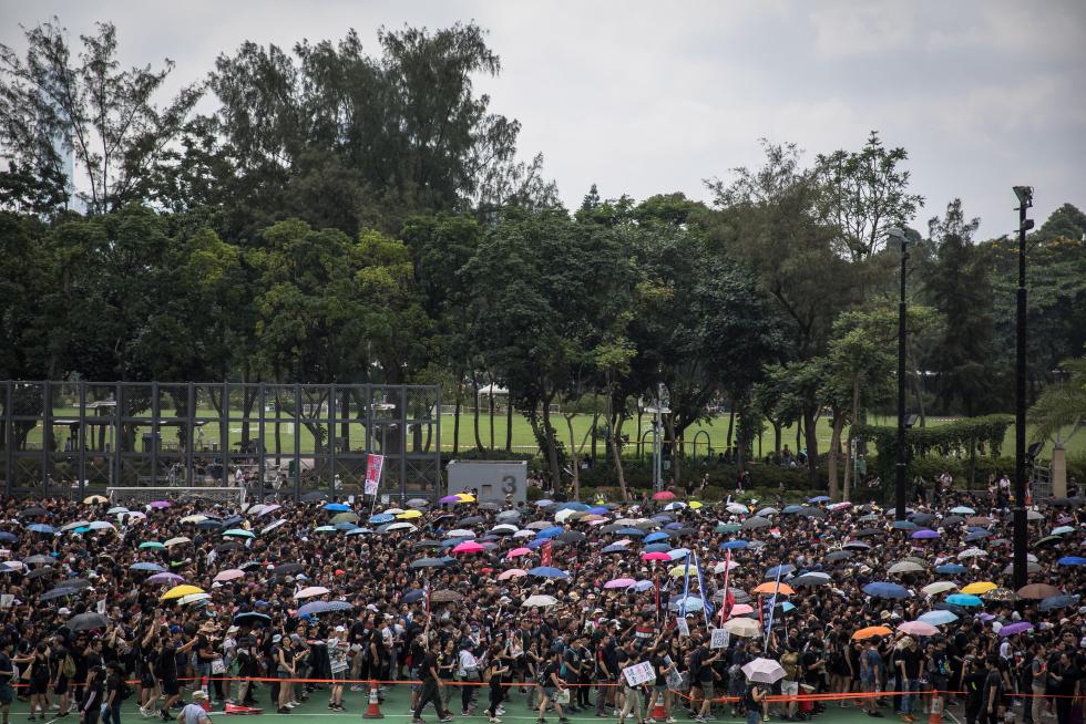 PIL01. Hong Kong (China), 16/06/2019.- Protesters take part in a rally to demand a complete withdrawal of an extradition bill in Hong Kong, China, 16 June 2019. A day after Hong Kong Chief Executive Carrie Lam Cheng Yuet-ngor announced a 'suspension' of a controversial extradition bill in the aftermath of violent clashes where riot police fired rubber bullets, tear gas and pepper spray at protesters, thousands took to the street asking for a complete withdrawal of the bill. (Protestas, Incendio, Estados Unidos) EFE/EPA/ROMAN PILIPEY Protesters march to call for a complete withdrawal of the extradition bill.