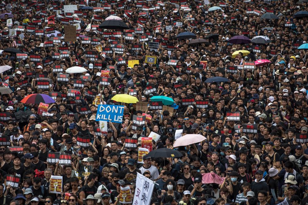 PIL01. Hong Kong (China), 16/06/2019.- Protesters take part in a rally to demand a complete withdrawal of an extradition bill in Hong Kong, China, 16 June 2019. A day after Hong Kong Chief Executive Carrie Lam Cheng Yuet-ngor announced a 'suspension' of a controversial extradition bill in the aftermath of violent clashes where riot police fired rubber bullets, tear gas and pepper spray at protesters, thousands took to the street asking for a complete withdrawal of the bill. (Protestas, Incendio, Estados Unidos) EFE/EPA/ROMAN PILIPEY Protesters march to call for a complete withdrawal of the extradition bill.