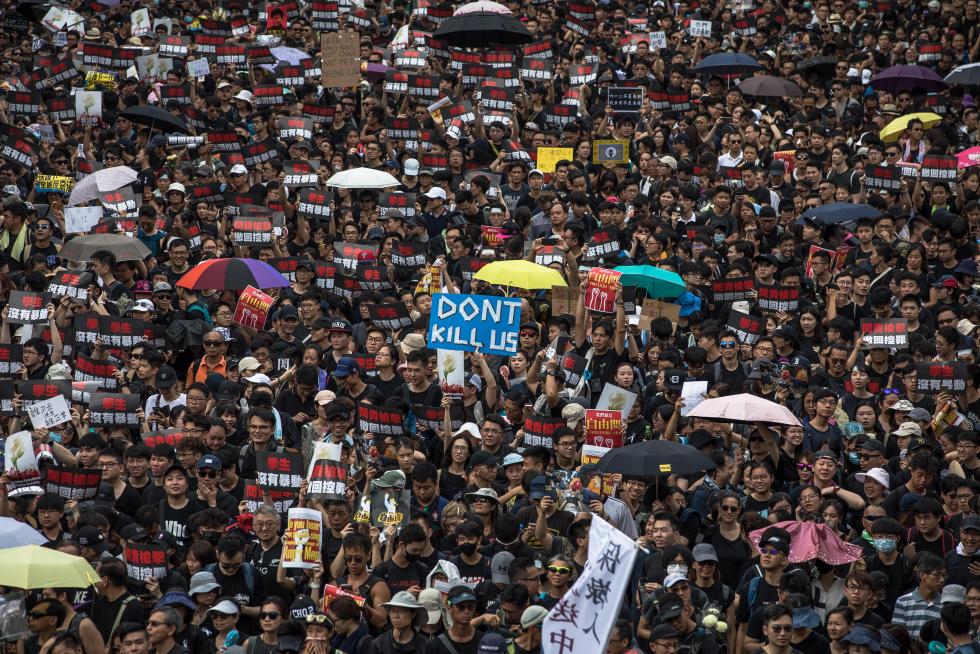 PIL01. Hong Kong (China), 16/06/2019.- Protesters take part in a rally to demand a complete withdrawal of an extradition bill in Hong Kong, China, 16 June 2019. A day after Hong Kong Chief Executive Carrie Lam Cheng Yuet-ngor announced a 'suspension' of a controversial extradition bill in the aftermath of violent clashes where riot police fired rubber bullets, tear gas and pepper spray at protesters, thousands took to the street asking for a complete withdrawal of the bill. (Protestas, Incendio, Estados Unidos) EFE/EPA/ROMAN PILIPEY Protesters march to call for a complete withdrawal of the extradition bill.