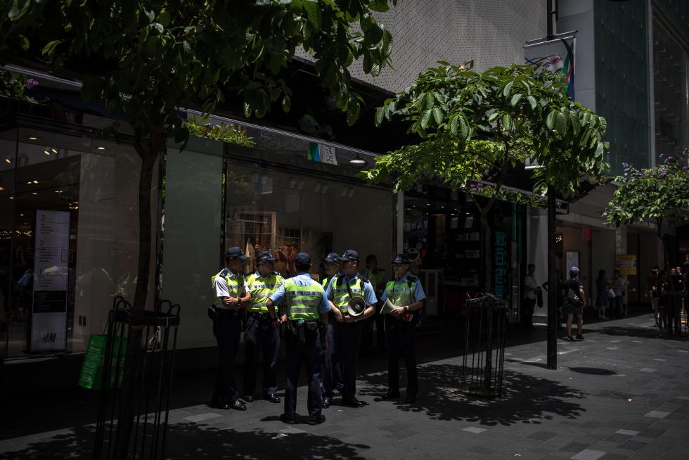 PIL01. Hong Kong (China), 16/06/2019.- Protesters take part in a rally to demand a complete withdrawal of an extradition bill in Hong Kong, China, 16 June 2019. A day after Hong Kong Chief Executive Carrie Lam Cheng Yuet-ngor announced a 'suspension' of a controversial extradition bill in the aftermath of violent clashes where riot police fired rubber bullets, tear gas and pepper spray at protesters, thousands took to the street asking for a complete withdrawal of the bill. (Protestas, Incendio, Estados Unidos) EFE/EPA/ROMAN PILIPEY Protesters march to call for a complete withdrawal of the extradition bill.