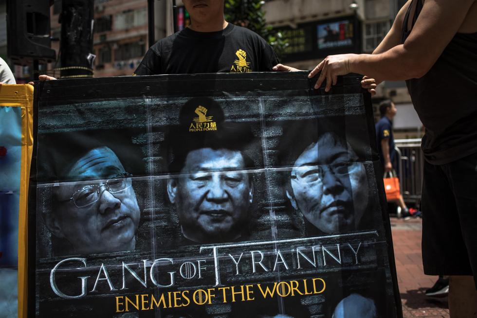 PIL01. Hong Kong (China), 16/06/2019.- Police stand guard before a rally with thousands of protesters demanding a complete withdrawal of an extradition bill in Hong Kong, China, 16 June 2019. A day after Hong Kong Chief Executive Carrie Lam Cheng Yuet-ngor announced a 'suspension' of a controversial extradition bill in the aftermath of violent clashes where riot police fired rubber bullets, tear gas and pepper spray at protesters, thousands took to the street asking for a complete withdrawal of the bill. (Protestas, Incendio, Estados Unidos) EFE/EPA/ROMAN PILIPEY Protesters march to call for a complete withdrawal of the extradition bill.