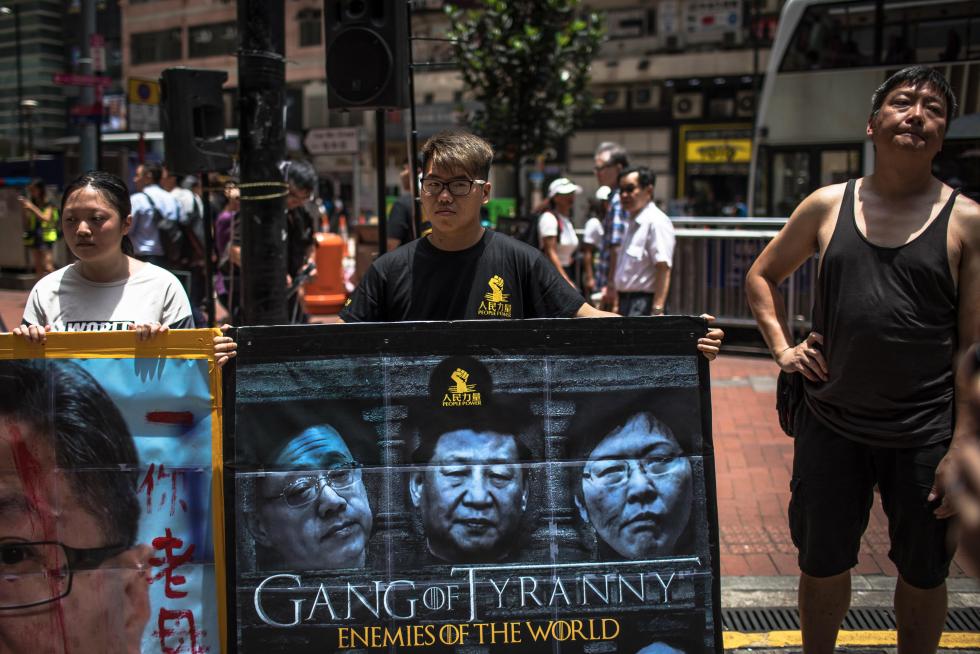 PIL01. Hong Kong (China), 16/06/2019.- Protesters hold a banner with photos of Chinese President Xi Jinping (C) and Hong Kong Chief Executive Carrie Lam (R) prior to a rally demanding a complete withdrawal of an extradition bill in Hong Kong, China, 16 June 2019. A day after Hong Kong Chief Executive Carrie Lam Cheng Yuet-ngor announced a 'suspension' of a controversial extradition bill in the aftermath of violent clashes where riot police fired rubber bullets, tear gas and pepper spray at protesters, thousands took to the street asking for a complete withdrawal of the bill. (Protestas, Incendio, Estados Unidos) EFE/EPA/ROMAN PILIPEY Protesters march to call for a complete withdrawal of the extradition bill.