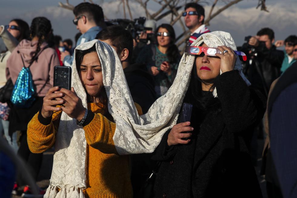 AME2962. PORTO ALEGRE (BRASIL), 02/07/2019.- Espectadores observan el sol durante el eclipse de sol parcial, este martes en la ciudad de Porto Alegre (Brasil). EFE/Sebastiao Moreira Eclipse de sol desde Porto Alegre