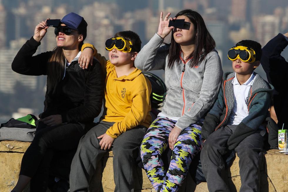 AME2962. PORTO ALEGRE (BRASIL), 02/07/2019.- Espectadores observan el sol durante el eclipse de sol parcial, este martes en la ciudad de Porto Alegre (Brasil). EFE/Sebastiao Moreira Eclipse de sol desde Porto Alegre