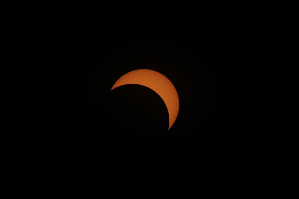 AME2962. PORTO ALEGRE (BRASIL), 02/07/2019.- Espectadores observan el sol durante el eclipse de sol parcial, este martes en la ciudad de Porto Alegre (Brasil). EFE/Sebastiao Moreira Eclipse de sol desde Porto Alegre