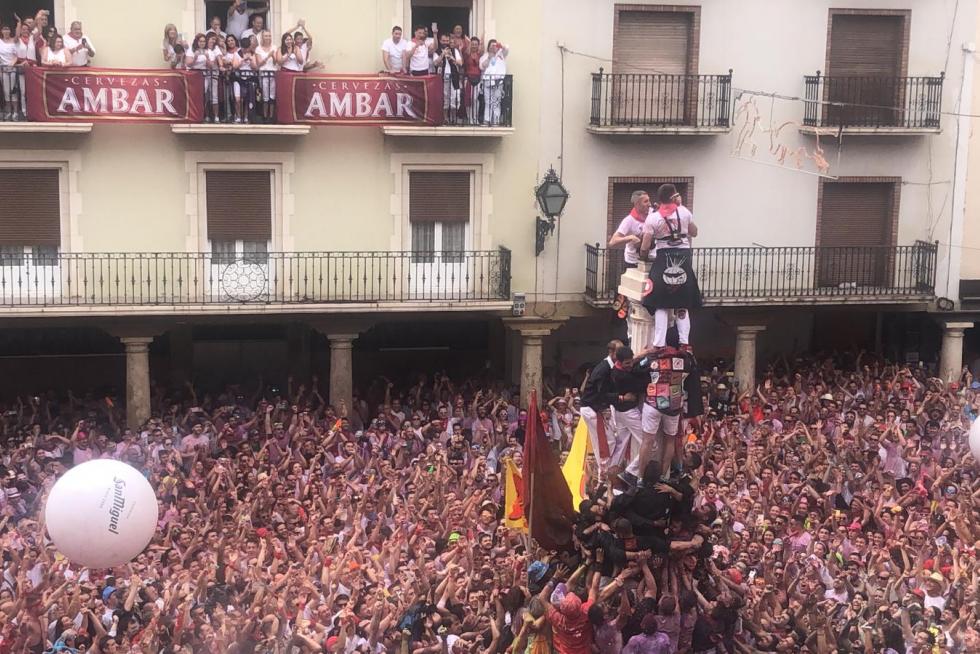 Los peñistas colocan el pañuelo al Torico