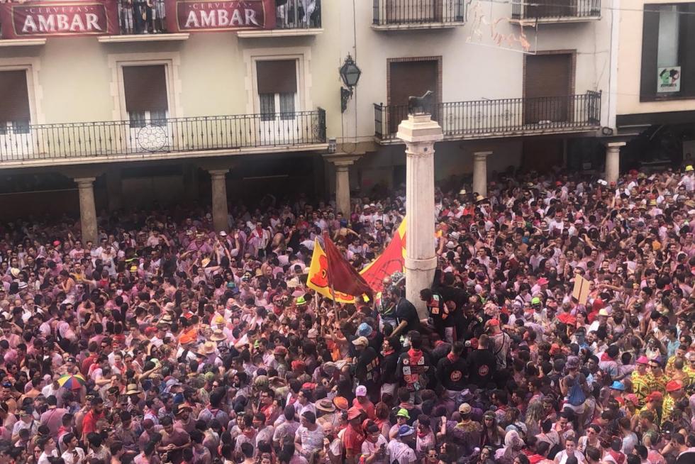 Los peñistas salen ya del Ayuntamiento y se dirigen a la plaza