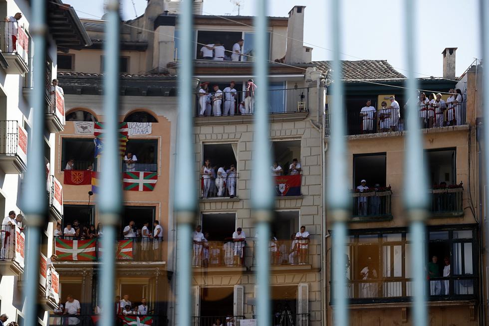 EL CHUPINAZO EN LA PLAZA DEL CASTILLO MARCA EL INICIO DE LAS FIESTAS DE SAN FERMÍN.