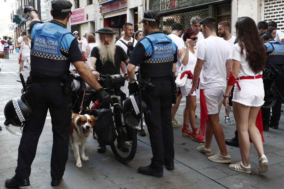 EL CHUPINAZO EN LA PLAZA DEL CASTILLO MARCA EL INICIO DE LAS FIESTAS DE SAN FERMÍN.