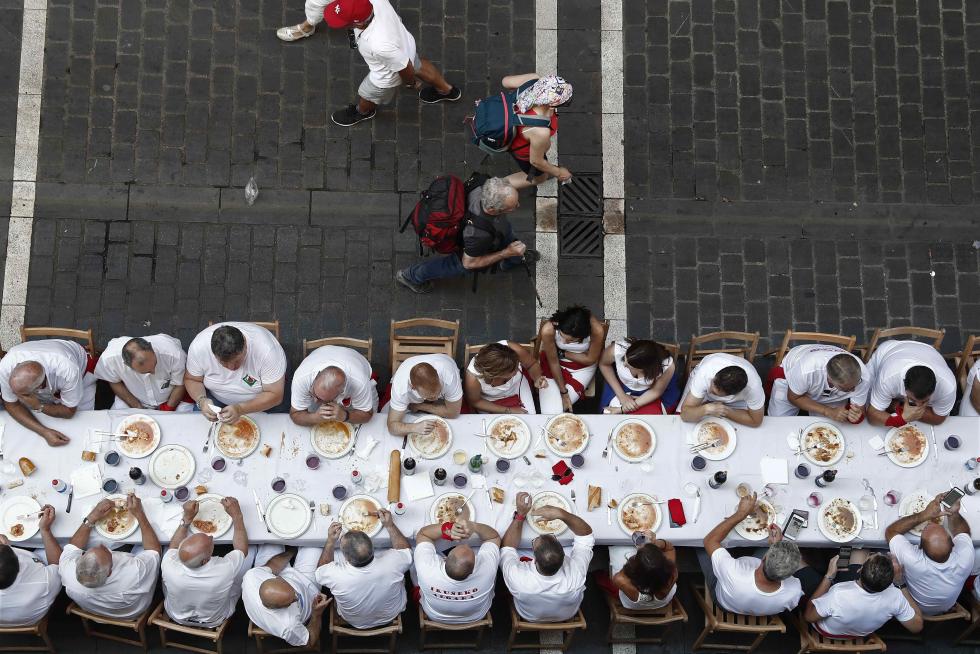 EL CHUPINAZO EN LA PLAZA DEL CASTILLO MARCA EL INICIO DE LAS FIESTAS DE SAN FERMÍN.