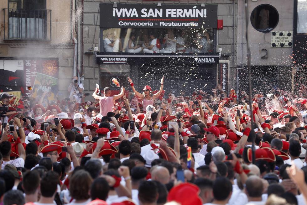 EL CHUPINAZO EN LA PLAZA DEL CASTILLO MARCA EL INICIO DE LAS FIESTAS DE SAN FERMÍN.