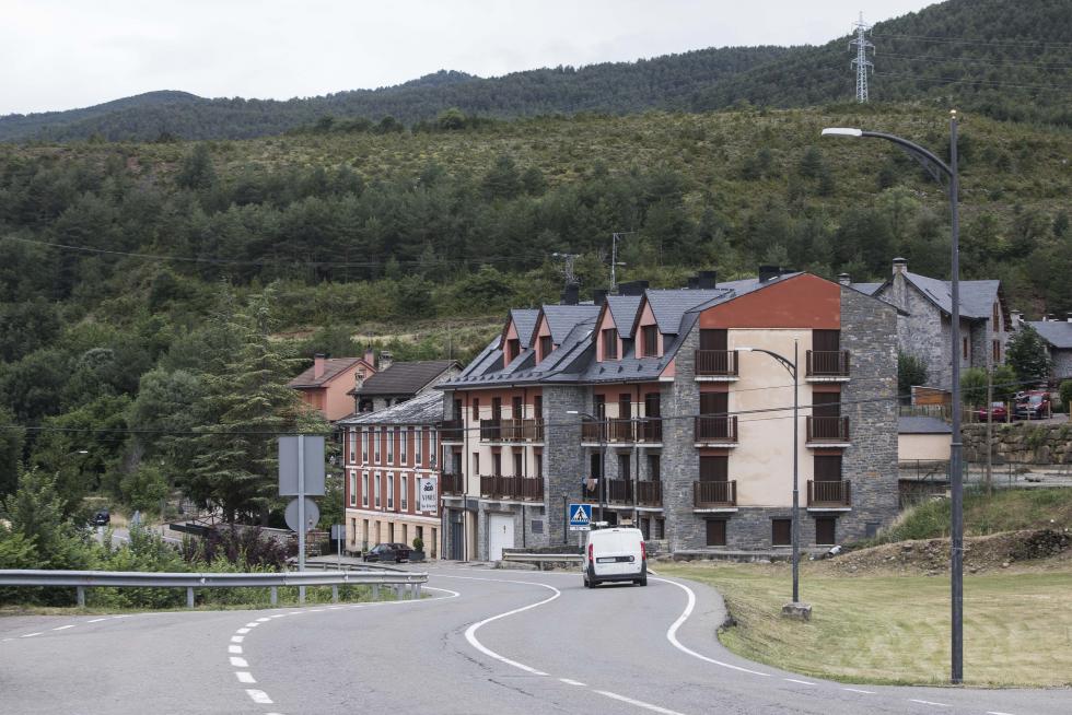 A apenas 6 kilómetros al norte de Jaca, este municipio ofrece la paz de sus calles, alquileres más cómodos, diversos servicios orientados al turismo y un patrimonio religioso notable.