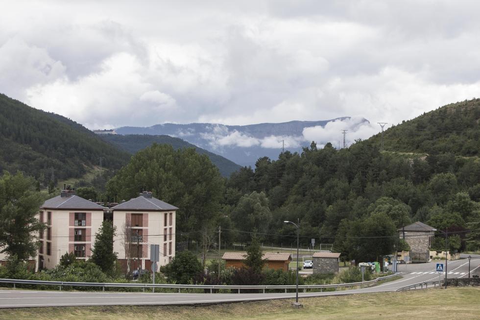 A apenas 6 kilómetros al norte de Jaca, este municipio ofrece la paz de sus calles, alquileres más cómodos, diversos servicios orientados al turismo y un patrimonio religioso notable.