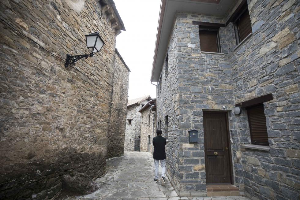 A apenas 6 kilómetros al norte de Jaca, este municipio ofrece la paz de sus calles, alquileres más cómodos, diversos servicios orientados al turismo y un patrimonio religioso notable.