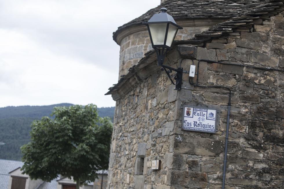 A apenas 6 kilómetros al norte de Jaca, este municipio ofrece la paz de sus calles, alquileres más cómodos, diversos servicios orientados al turismo y un patrimonio religioso notable.