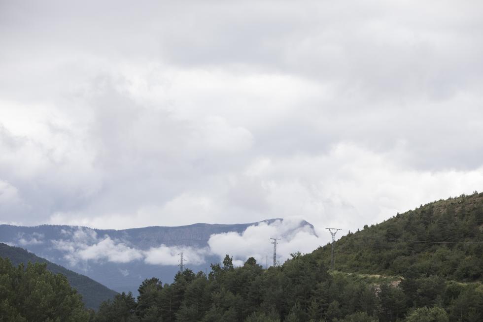 A apenas 6 kilómetros al norte de Jaca, este municipio ofrece la paz de sus calles, alquileres más cómodos, diversos servicios orientados al turismo y un patrimonio religioso notable.
