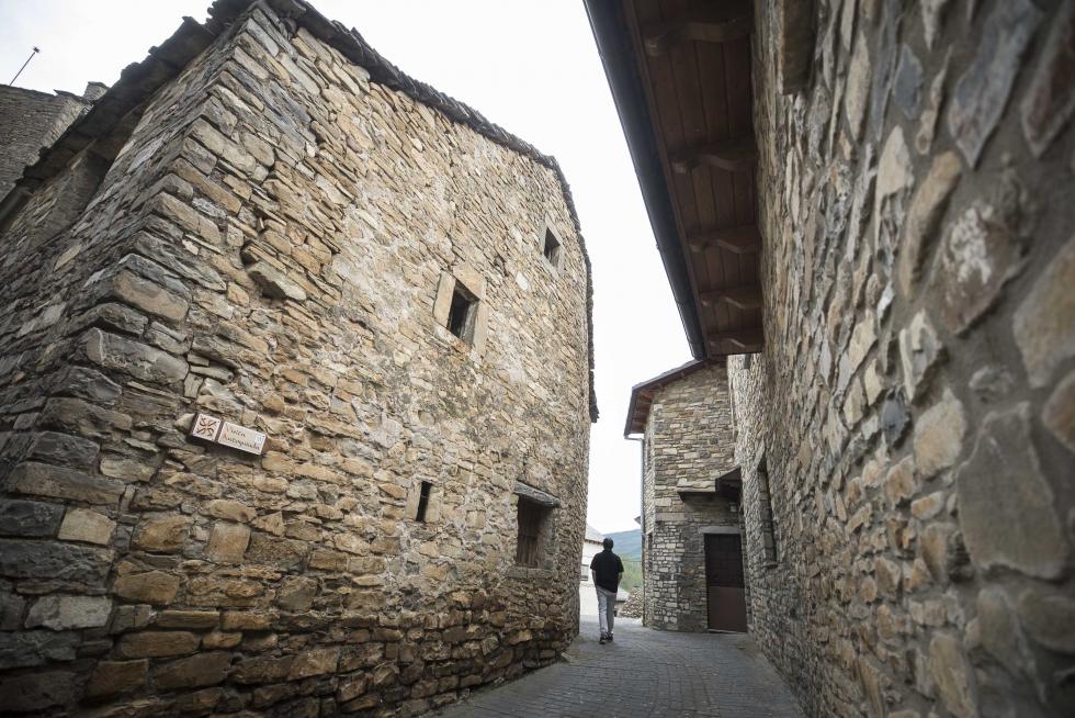 A apenas 6 kilómetros al norte de Jaca, este municipio ofrece la paz de sus calles, alquileres más cómodos, diversos servicios orientados al turismo y un patrimonio religioso notable.