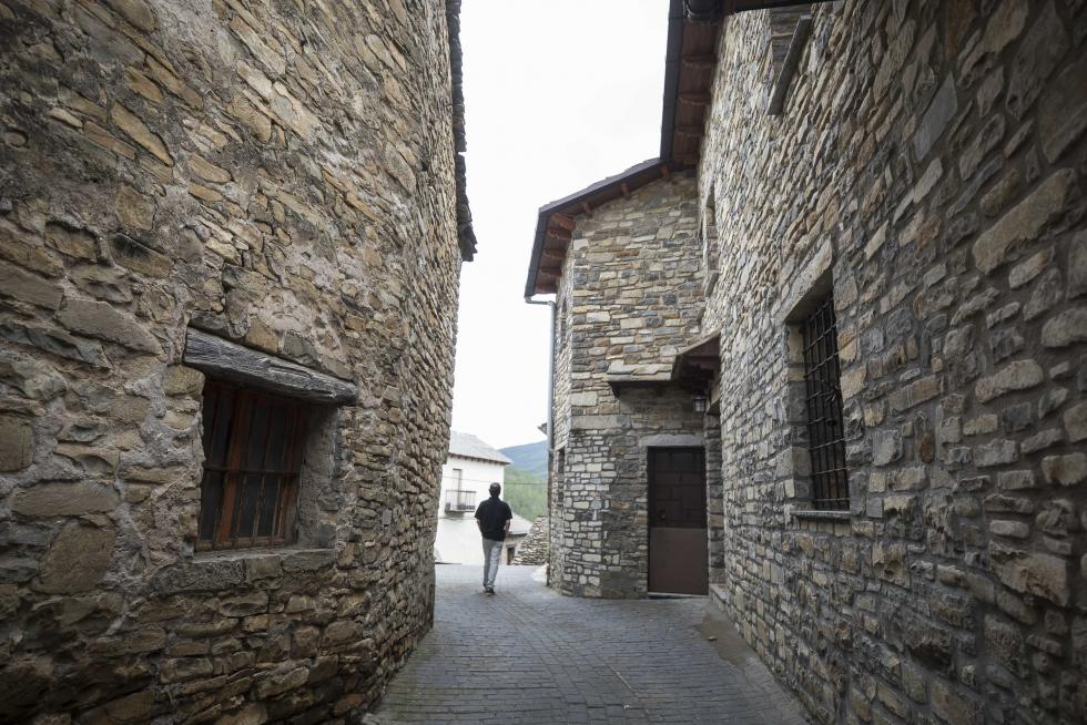 A apenas 6 kilómetros al norte de Jaca, este municipio ofrece la paz de sus calles, alquileres más cómodos, diversos servicios orientados al turismo y un patrimonio religioso notable.