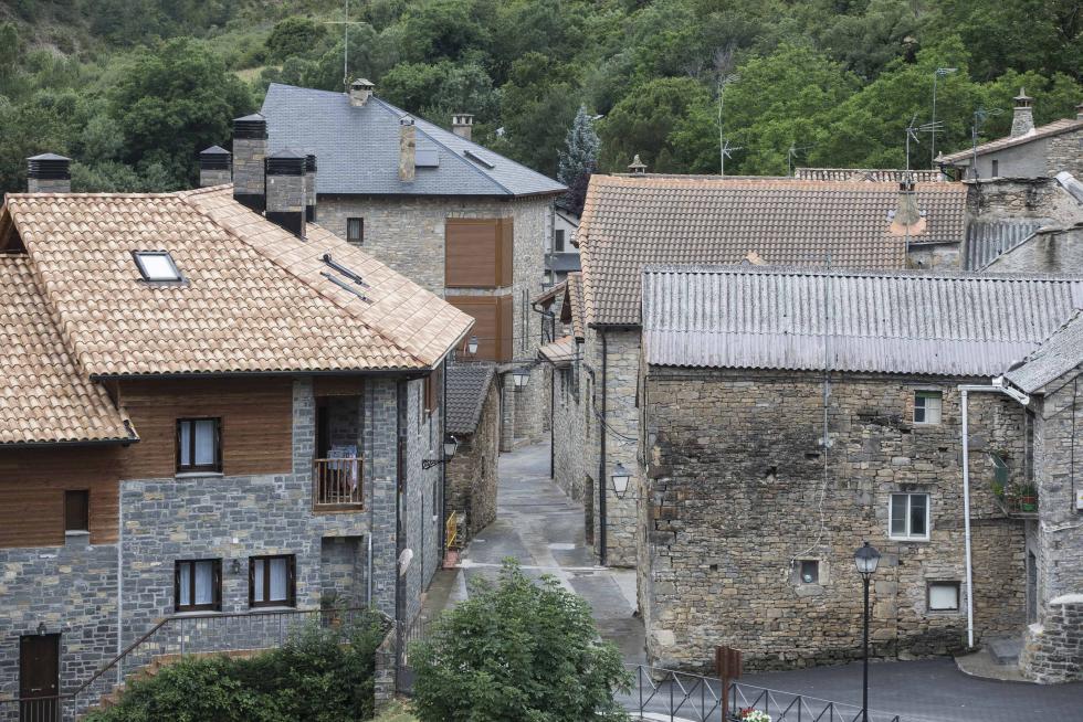 A apenas 6 kilómetros al norte de Jaca, este municipio ofrece la paz de sus calles, alquileres más cómodos, diversos servicios orientados al turismo y un patrimonio religioso notable.