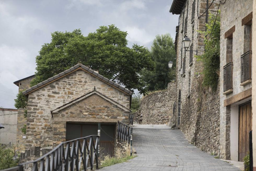 A apenas 6 kilómetros al norte de Jaca, este municipio ofrece la paz de sus calles, alquileres más cómodos, diversos servicios orientados al turismo y un patrimonio religioso notable.