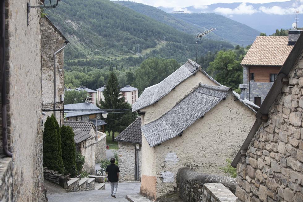 A apenas 6 kilómetros al norte de Jaca, este municipio ofrece la paz de sus calles, alquileres más cómodos, diversos servicios orientados al turismo y un patrimonio religioso notable.