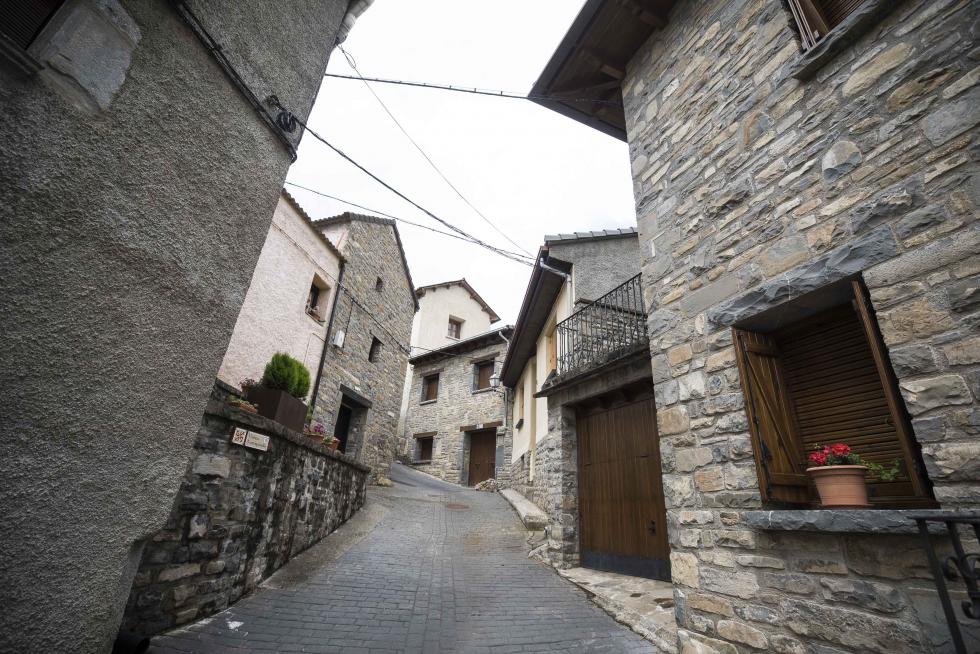 A apenas 6 kilómetros al norte de Jaca, este municipio ofrece la paz de sus calles, alquileres más cómodos, diversos servicios orientados al turismo y un patrimonio religioso notable.