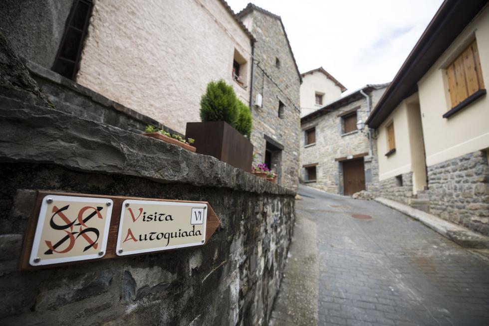A apenas 6 kilómetros al norte de Jaca, este municipio ofrece la paz de sus calles, alquileres más cómodos, diversos servicios orientados al turismo y un patrimonio religioso notable.