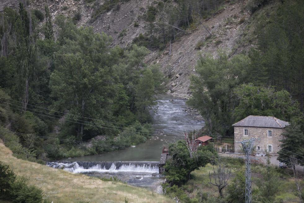 A apenas 6 kilómetros al norte de Jaca, este municipio ofrece la paz de sus calles, alquileres más cómodos, diversos servicios orientados al turismo y un patrimonio religioso notable.