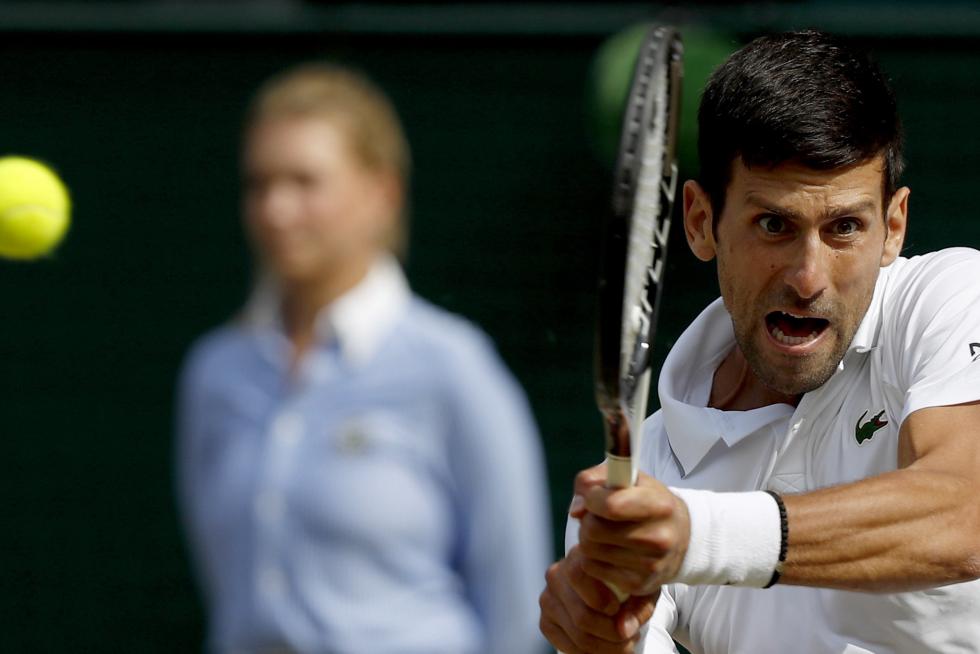 Wimbledon (United Kingdom), 14/07/2019.- Roger Federer of Switzerland in action against Novak Djokovic of Serbia during their Men's final match for the Wimbledon Championships at the All England Lawn Tennis Club, in London, Britain, 14 July 2019. (Tenis, Suiza, Reino Unido, Londres) EFE/EPA/ANDY RAIN EDITORIAL USE ONLY/NO COMMERCIAL SALES Wimbledon Championships