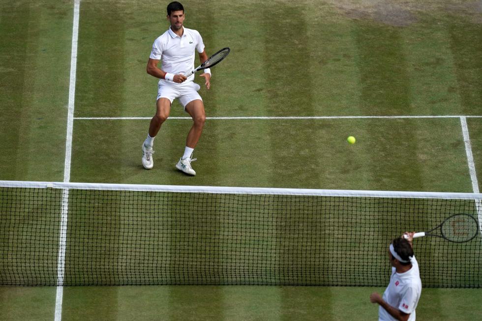 Wimbledon (United Kingdom), 14/07/2019.- Roger Federer of Switzerland in action against Novak Djokovic of Serbia during their Men's final match for the Wimbledon Championships at the All England Lawn Tennis Club, in London, Britain, 14 July 2019. (Tenis, Suiza, Reino Unido, Londres) EFE/EPA/ANDY RAIN EDITORIAL USE ONLY/NO COMMERCIAL SALES Wimbledon Championships