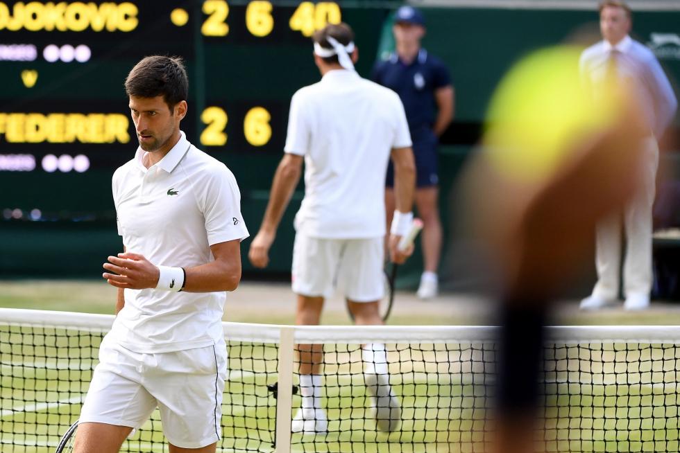 Wimbledon (United Kingdom), 14/07/2019.- Novak Djokovic (up) of Serbia in action against Roger Federer of Switzerland during their Men's final match for the Wimbledon Championships at the All England Lawn Tennis Club, in London, Britain, 14 July 2019. (Tenis, Suiza, Reino Unido, Londres) EFE/EPA/WILL OLIVER EDITORIAL USE ONLY/NO COMMERCIAL SALES Wimbledon Championships