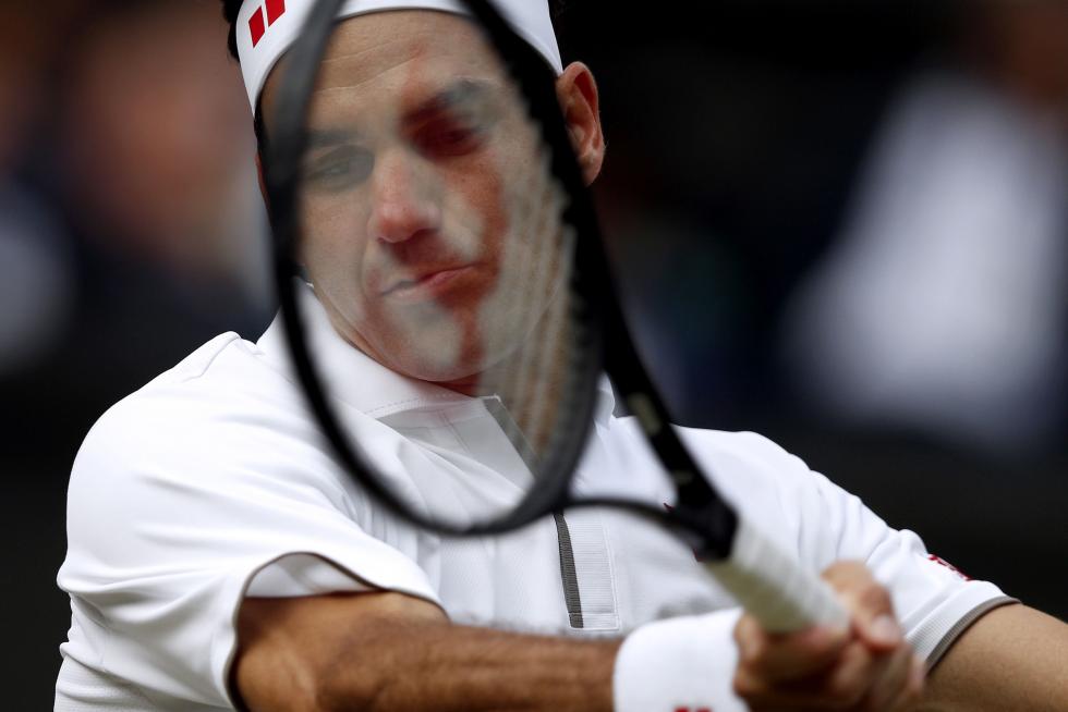 Wimbledon (United Kingdom), 14/07/2019.- Novak Djokovic (L) of Serbia in action against Roger Federer of Switzerland during their Men's final match for the Wimbledon Championships at the All England Lawn Tennis Club, in London, Britain, 14 July 2019. (Tenis, Suiza, Reino Unido, Londres) EFE/EPA/ANDY RAIN EDITORIAL USE ONLY/NO COMMERCIAL SALES Wimbledon Championships