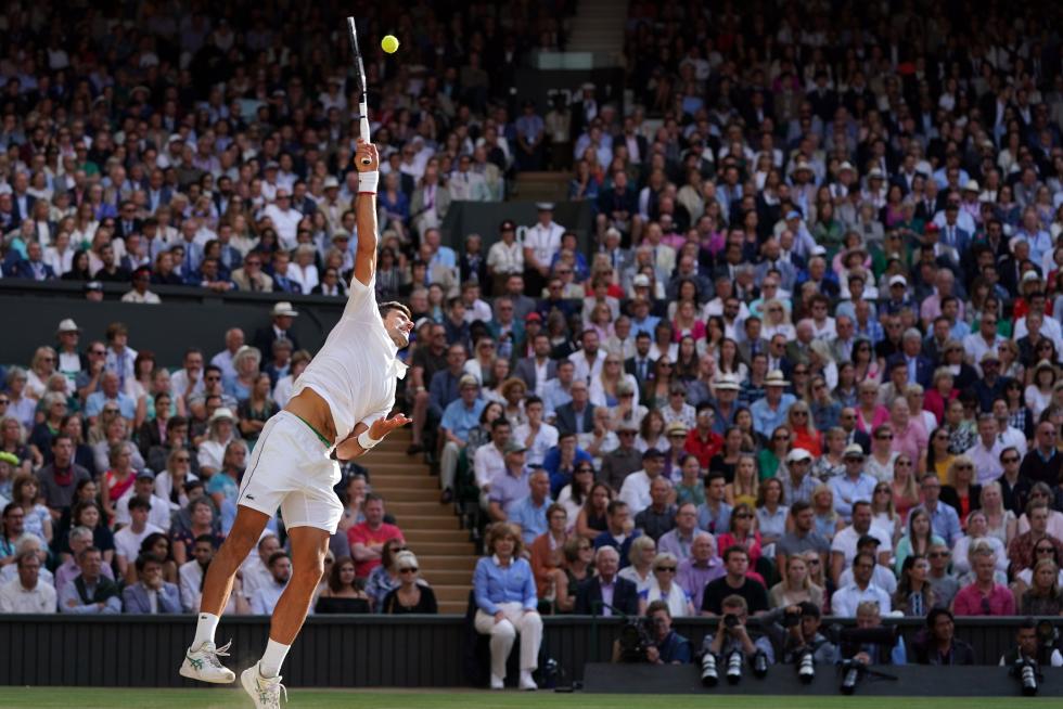 Wimbledon (United Kingdom), 14/07/2019.- Roger Federer of Switzerland in action against Novak Djokovic of Serbia during their Men's final match for the Wimbledon Championships at the All England Lawn Tennis Club, in London, Britain, 14 July 2019. (Tenis, Suiza, Reino Unido, Londres) EFE/EPA/ADRIAN DENNIS / POOL EDITORIAL USE ONLY/NO COMMERCIAL SALES Wimbledon Championships