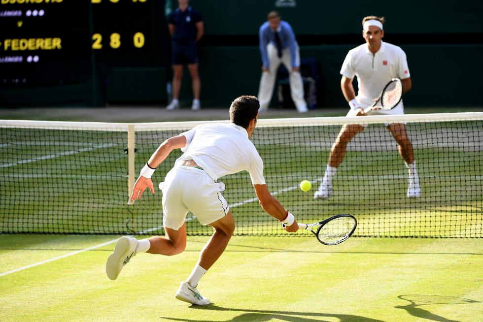 Wimbledon (United Kingdom), 14/07/2019.- Novak Djokovic of Serbia serves to Roger Federer of Switzerland in the men's final of the Wimbledon Championships at the All England Lawn Tennis Club, in London, Britain, 14 July 2019. (Tenis, Suiza, Reino Unido, Londres) EFE/EPA/NIC BOTHMA EDITORIAL USE ONLY/NO COMMERCIAL SALES Wimbledon Championships
