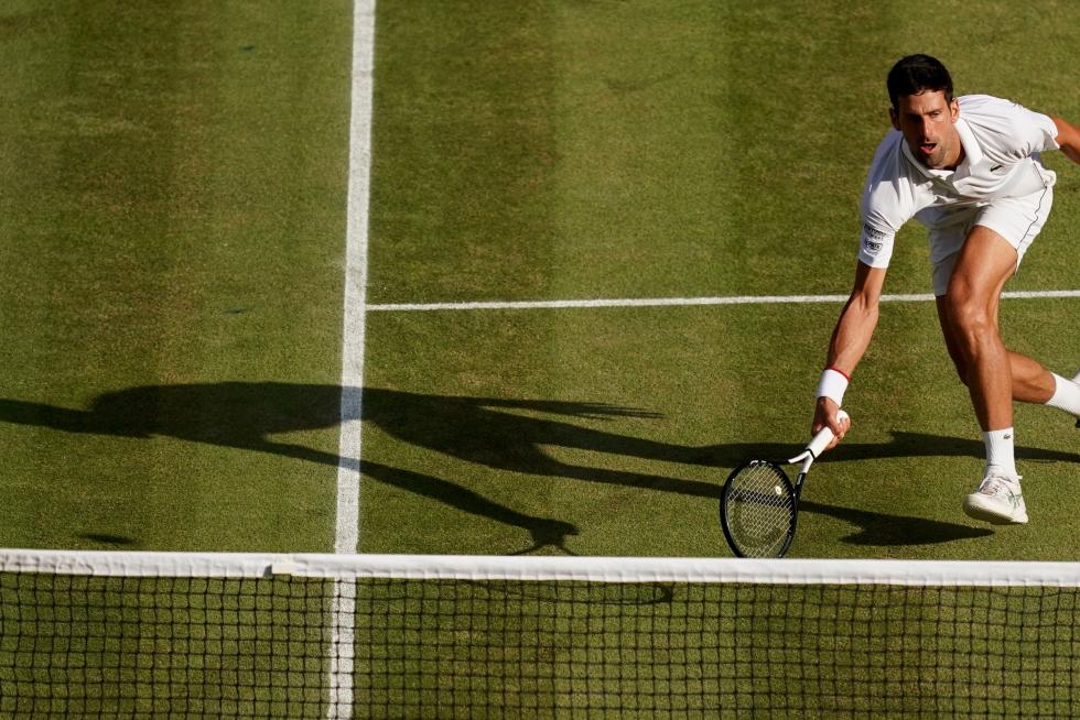 Wimbledon (United Kingdom), 14/07/2019.- Novak Djokovic (L) of Serbia in action against Roger Federer of Switzerland during their Men's final match for the Wimbledon Championships at the All England Lawn Tennis Club, in London, Britain, 14 July 2019. (Tenis, Suiza, Reino Unido, Londres) EFE/EPA/ANDY RAIN EDITORIAL USE ONLY/NO COMMERCIAL SALES Wimbledon Championships