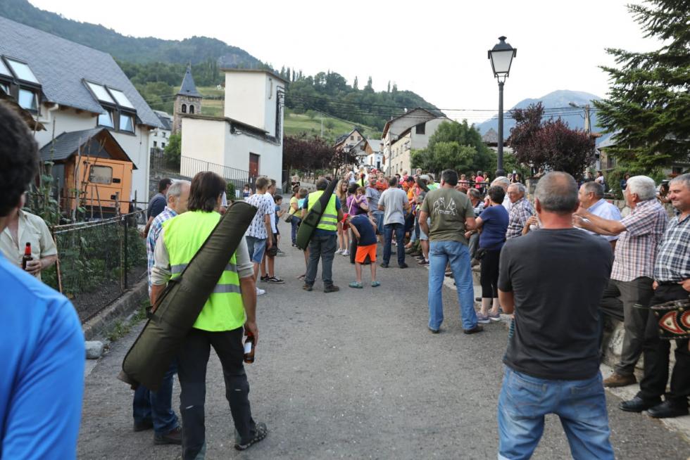Ganaderos y vecinos, frente al lugar Olona se ha reunido con los alcaldes
