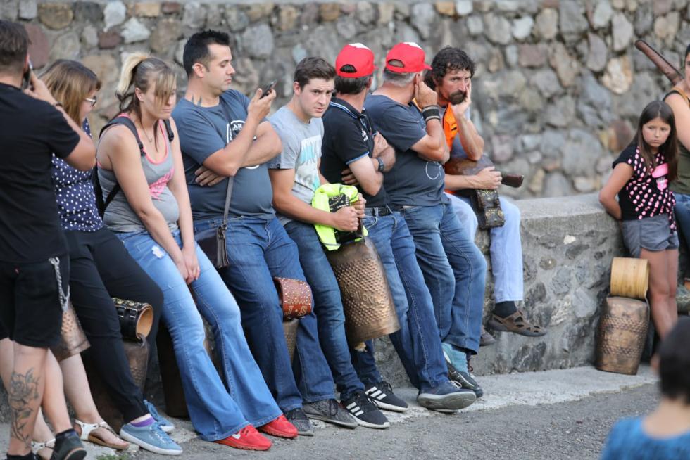 Ganaderos y vecinos, frente al lugar Olona se ha reunido con los alcaldes