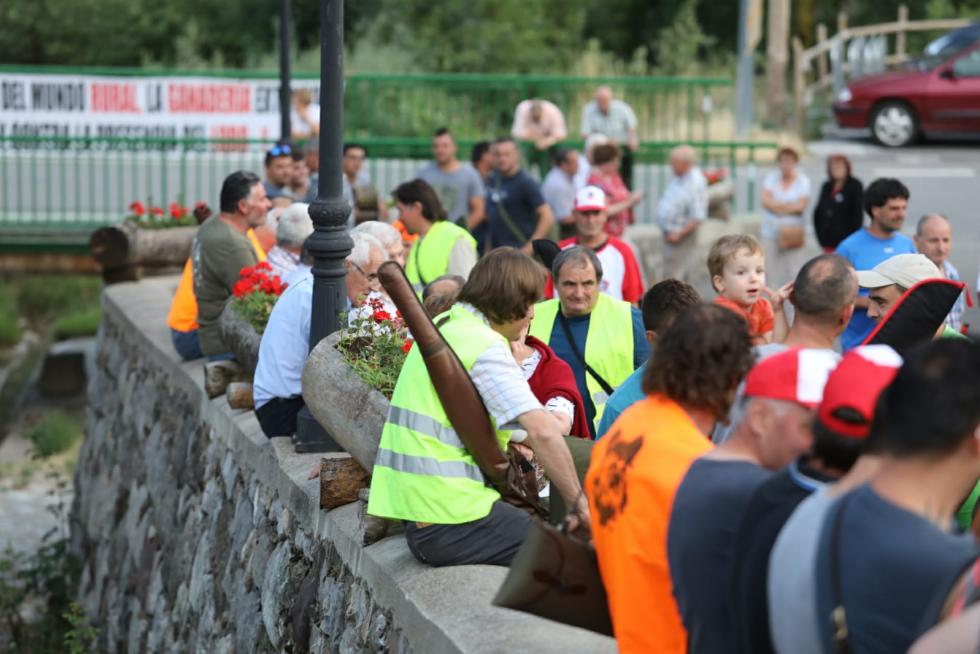 Ganaderos y vecinos, frente al lugar Olona se ha reunido con los alcaldes